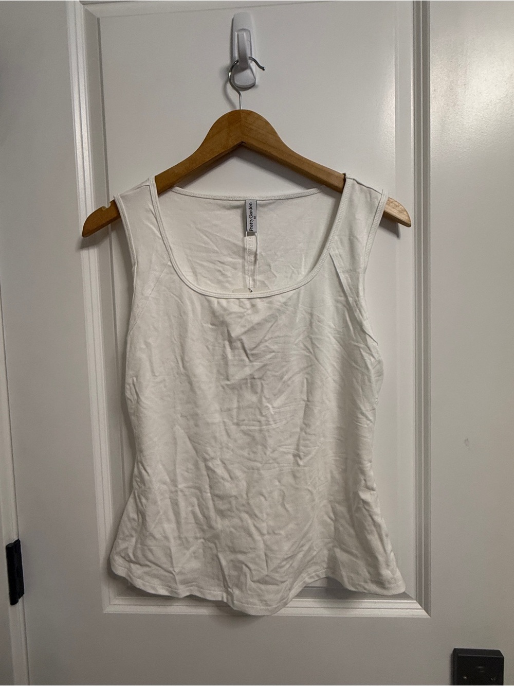Women’s White Scoop Neck Tank Top - Classic Everyday Layering